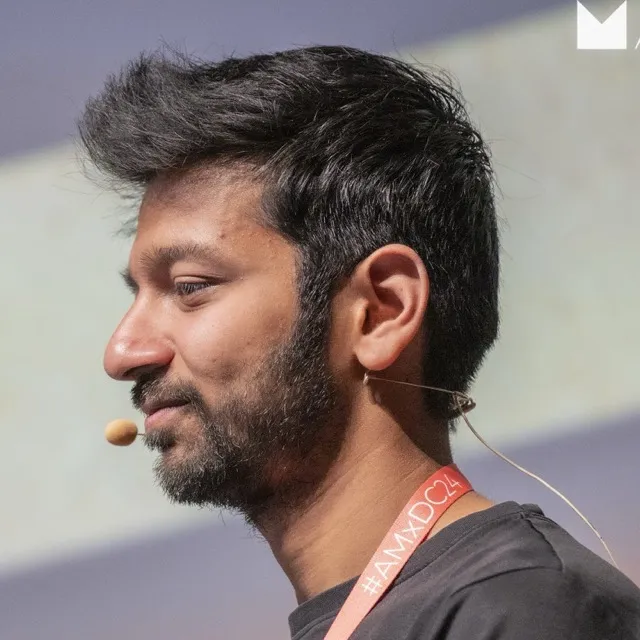 Akshay Chordiya speaking at Android Makers by droidcon